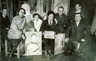К.С. Малевич (в центре) со своими учениками